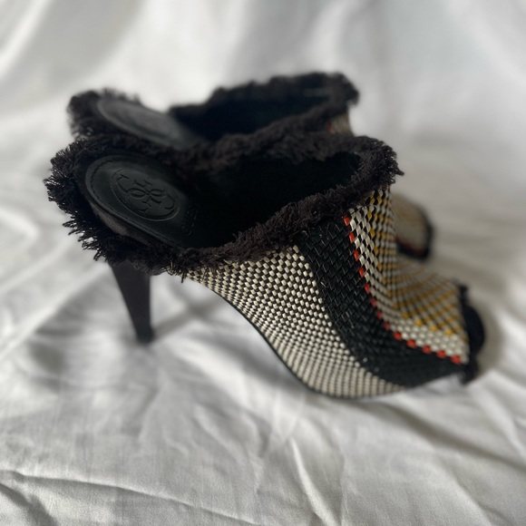 Guess Patterned Weave Slides - Picture 3 of 5